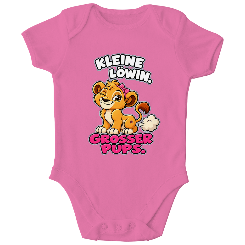 JA Pupsprinzessin – Baby-Body in Kaugummirosa, Vorderansicht, Frontdruck: Lustige Löwin mit Schleife: „Kleine Löwin. Großer Pups.“