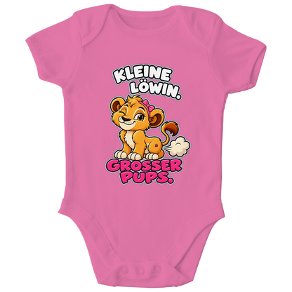 JA Pupsprinzessin – Baby-Body in Kaugummirosa, Vorderansicht, Frontdruck: Lustige Löwin mit Schleife: „Kleine Löwin. Großer Pups.“