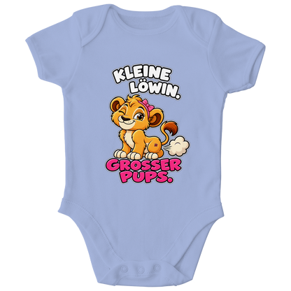 JA Pupsprinzessin – Baby-Body in Taubenblau, Vorderansicht, Frontdruck: Lustige Löwin mit Schleife: „Kleine Löwin. Großer Pups.“