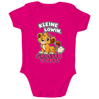 JA Pupsprinzessin – Baby-Body in Fuchsia, Vorderansicht, Frontdruck: Lustige Löwin mit Schleife: „Kleine Löwin. Großer Pups.“