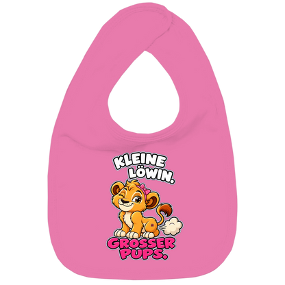 JA Pupsprinzessin – Lätzchen in Kaugummirosa, Vorderansicht, Frontdruck: Lustige Löwin mit Schleife: „Kleine Löwin. Großer Pups.“