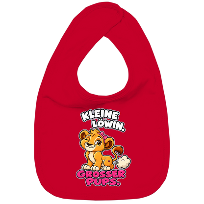 JA Pupsprinzessin – Lätzchen in Rot, Vorderansicht, Frontdruck: Lustige Löwin mit Schleife: „Kleine Löwin. Großer Pups.“