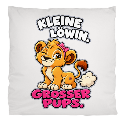 JA Pupsprinzessin – Flauschkissen in Cremeweiß, Aufdruck: Lustige Löwin mit Schleife: „Kleine Löwin. Großer Pups.“