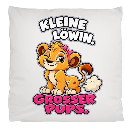 JA Pupsprinzessin – Flauschkissen in Cremeweiß, Aufdruck: Lustige Löwin mit Schleife: „Kleine Löwin. Großer Pups.“