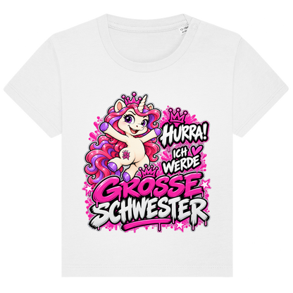 JA Große Schwester Einhorn – Baby-T-Shirt in Weiß, Vorderansicht, Frontdruck: Einhorn Juna: „Hurra! Ich werde große Schwester“ – Geschenk zur Baby-Ankündigung