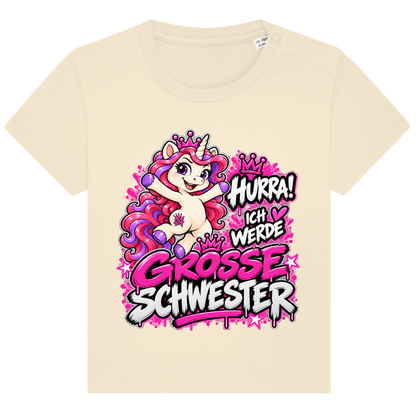 JA Große Schwester Einhorn – Baby-T-Shirt in Natur, Vorderansicht, Frontdruck: Einhorn Juna: „Hurra! Ich werde große Schwester“ – Geschenk zur Baby-Ankündigung