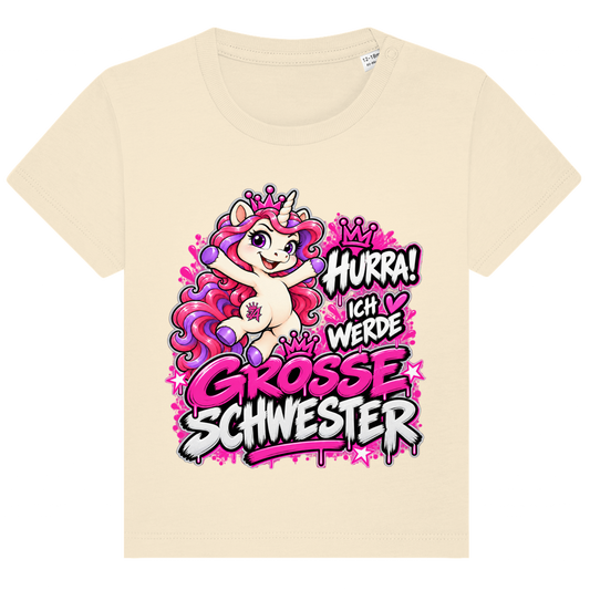 JA Große Schwester Einhorn – Baby-T-Shirt in Natur, Vorderansicht, Frontdruck: Einhorn Juna: „Hurra! Ich werde große Schwester“ – Geschenk zur Baby-Ankündigung