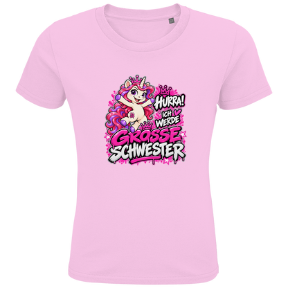 JA Große Schwester Einhorn – Kinder-T-Shirt in Zartrosa, Vorderansicht, Frontdruck: Einhorn Juna: „Hurra! Ich werde große Schwester“ – Geschenk zur Baby-Ankündigung