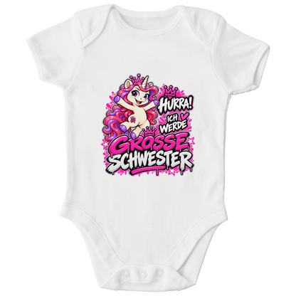 JA Große Schwester Einhorn – Baby-Body in Weiß, Vorderansicht, Frontdruck: Einhorn Juna: „Hurra! Ich werde große Schwester“ – Geschenk zur Baby-Ankündigung