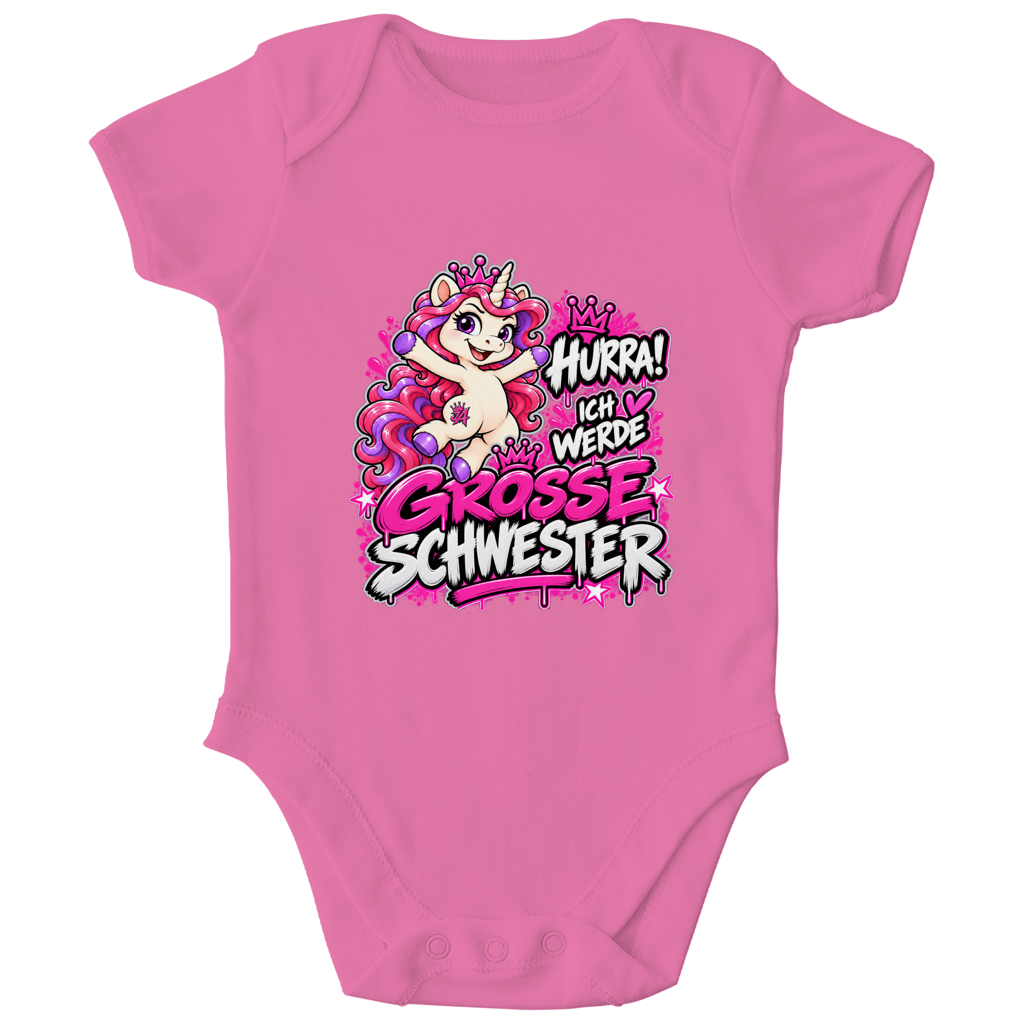 JA Große Schwester Einhorn – Baby-Body in Kaugummirosa, Vorderansicht, Frontdruck: Einhorn Juna: „Hurra! Ich werde große Schwester“ – Geschenk zur Baby-Ankündigung