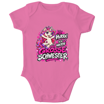 JA Große Schwester Einhorn – Baby-Body in Kaugummirosa, Vorderansicht, Frontdruck: Einhorn Juna: „Hurra! Ich werde große Schwester“ – Geschenk zur Baby-Ankündigung