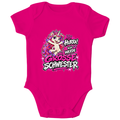 JA Große Schwester Einhorn – Baby-Body in Fuchsia, Vorderansicht, Frontdruck: Einhorn Juna: „Hurra! Ich werde große Schwester“ – Geschenk zur Baby-Ankündigung