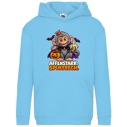 JA Spukaffe – Kinder-Hoodie in Himmelblau, Vorderansicht, Frontdruck: Kleiner Affe im Vampirumhang: „Affenstark. Spukfrech.“ – Kinder-Halloween