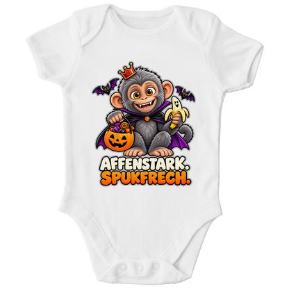 JA Spukaffe – Baby-Body in Weiß, Vorderansicht, Frontdruck: Kleiner Affe im Vampirumhang: „Affenstark. Spukfrech.“ – Kinder-Halloween