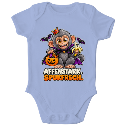 JA Spukaffe – Baby-Body in Taubenblau, Vorderansicht, Frontdruck: Kleiner Affe im Vampirumhang: „Affenstark. Spukfrech.“ – Kinder-Halloween