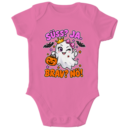 JA Spukprinzessin – Baby-Body in Kaugummirosa, Vorderansicht, Frontdruck: Gespenst mit Krone: „Süß? JA. Brav? Nö!“ – frecher Halloween-Look für Kinder