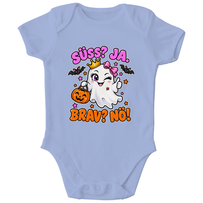 JA Spukprinzessin – Baby-Body in Taubenblau, Vorderansicht, Frontdruck: Gespenst mit Krone: „Süß? JA. Brav? Nö!“ – frecher Halloween-Look für Kinder