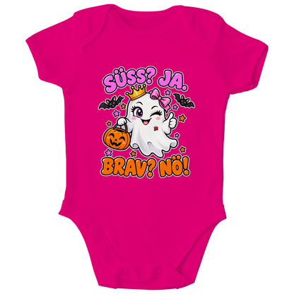 JA Spukprinzessin – Baby-Body in Fuchsia, Vorderansicht, Frontdruck: Gespenst mit Krone: „Süß? JA. Brav? Nö!“ – frecher Halloween-Look für Kinder