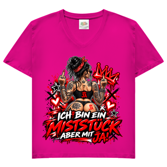 JA Miststück – Damen-V-Neck-Shirt in Fuchsia, Vorderansicht, Frontdruck: Provokanter Spruch „Ich bin ein Miststück – aber mit JA!“ in roter Graffiti-Optik