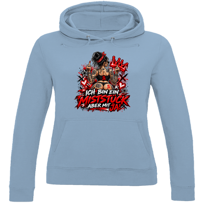 JA Miststück – Damen-Hoodie in Himmelblau, Vorderansicht, Frontdruck: Provokanter Spruch „Ich bin ein Miststück – aber mit JA!“ in roter Graffiti-Optik