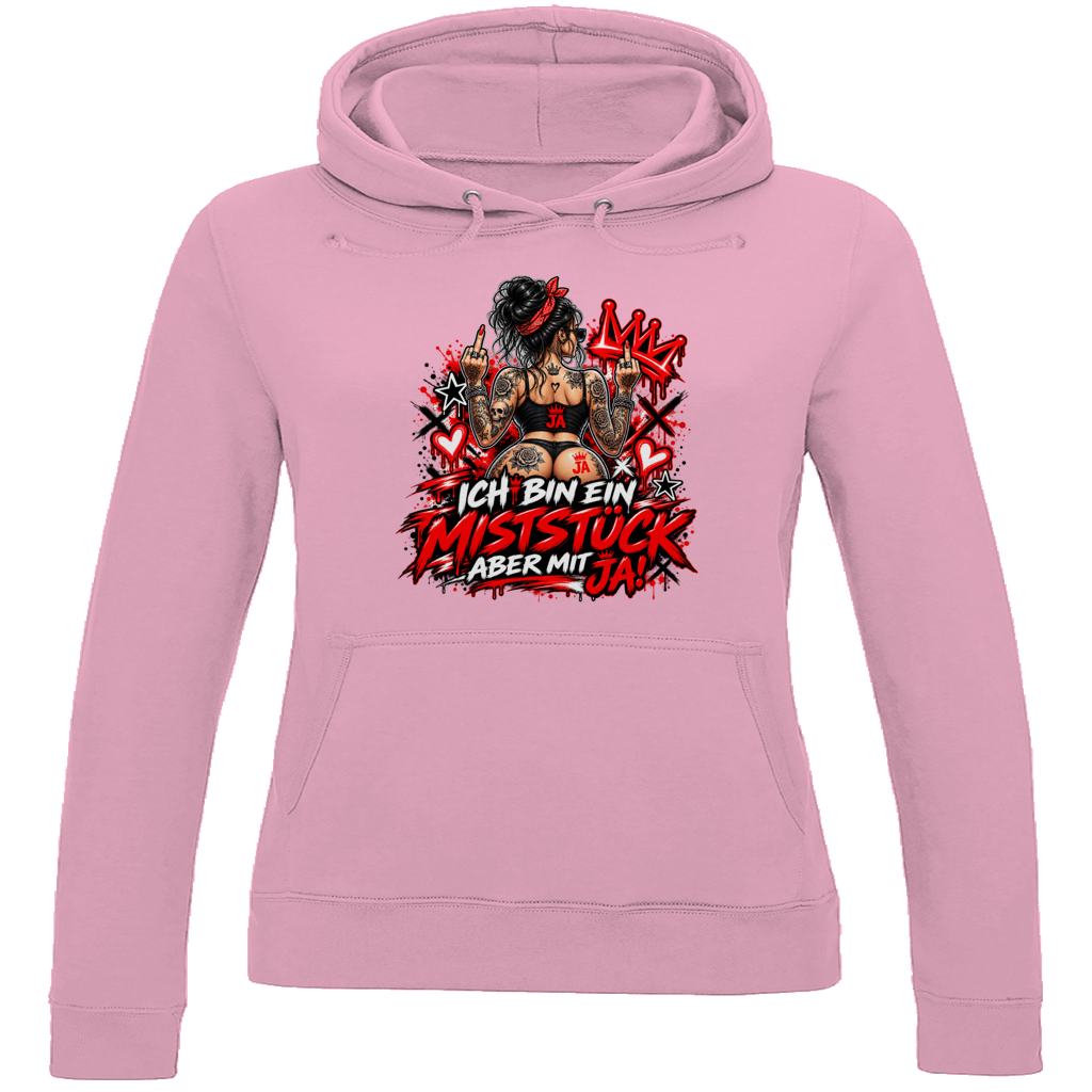 JA Miststück – Damen-Hoodie in Babyrosa, Vorderansicht, Frontdruck: Provokanter Spruch „Ich bin ein Miststück – aber mit JA!“ in roter Graffiti-Optik
