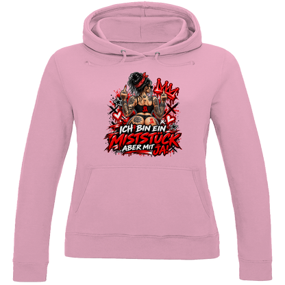 JA Miststück – Damen-Hoodie in Babyrosa, Vorderansicht, Frontdruck: Provokanter Spruch „Ich bin ein Miststück – aber mit JA!“ in roter Graffiti-Optik