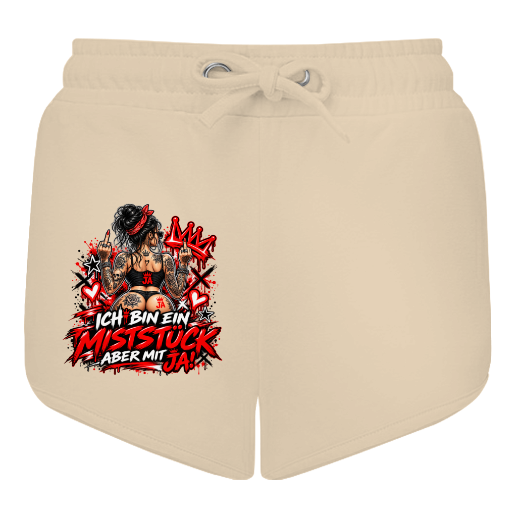 JA Miststück – Damen-Shorts in Nude, Vorderansicht, Frontdruck: Provokanter Spruch „Ich bin ein Miststück – aber mit JA!“ in roter Graffiti-Optik