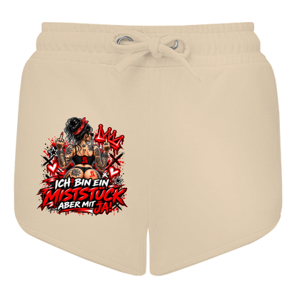 JA Miststück – Damen-Shorts in Nude, Vorderansicht, Frontdruck: Provokanter Spruch „Ich bin ein Miststück – aber mit JA!“ in roter Graffiti-Optik