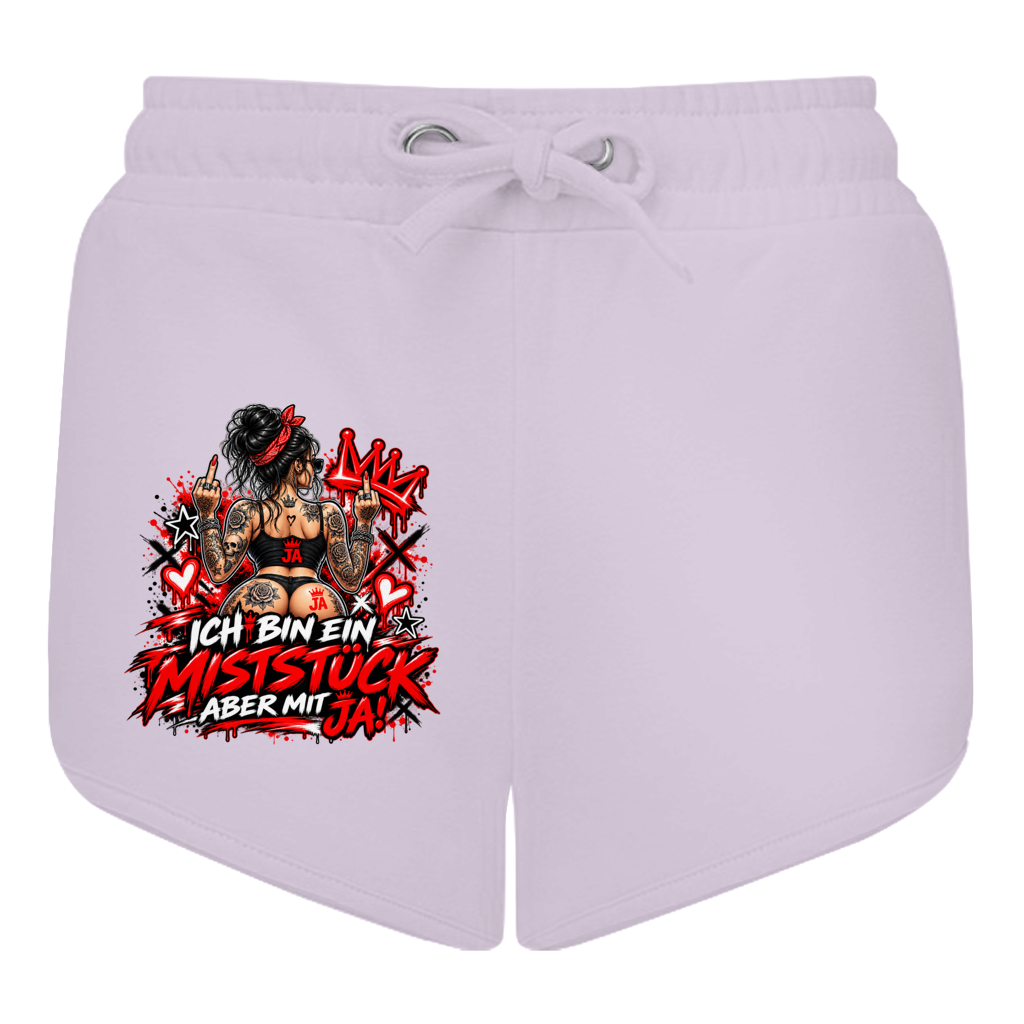 JA Miststück – Damen-Shorts in Flieder, Vorderansicht, Frontdruck: Provokanter Spruch „Ich bin ein Miststück – aber mit JA!“ in roter Graffiti-Optik