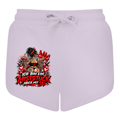 JA Miststück – Damen-Shorts in Flieder, Vorderansicht, Frontdruck: Provokanter Spruch „Ich bin ein Miststück – aber mit JA!“ in roter Graffiti-Optik