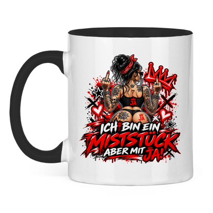 JA Miststück – Tasse in Schwarz, Vorderansicht, Aufdruck: Provokanter Spruch „Ich bin ein Miststück – aber mit JA!“ in roter Graffiti-Optik