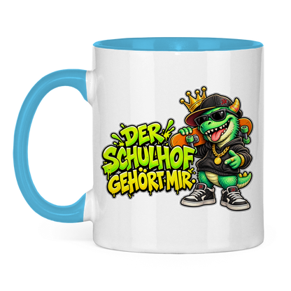 JA Pausenboss – Tasse in Hellblau, Vorderansicht, Aufdruck: Skater-Dino mit Krone: „Der Schulhof gehört mir“ in Neongrün