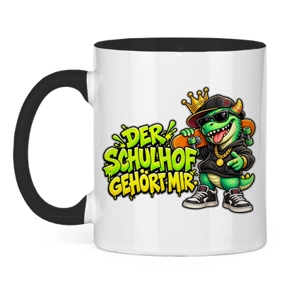 JA Pausenboss – Tasse in Schwarz, Vorderansicht, Aufdruck: Skater-Dino mit Krone: „Der Schulhof gehört mir“ in Neongrün