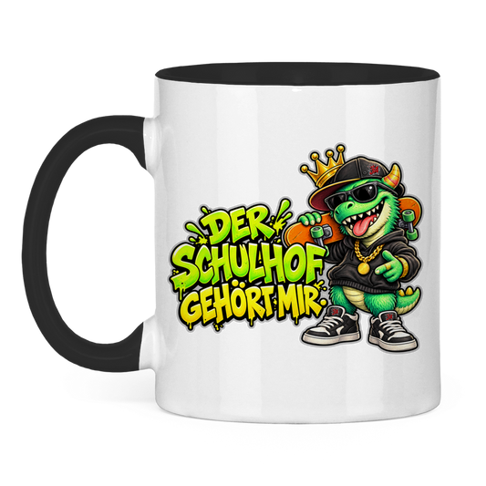 JA Pausenboss – Tasse in Schwarz, Vorderansicht, Aufdruck: Skater-Dino mit Krone: „Der Schulhof gehört mir“ in Neongrün