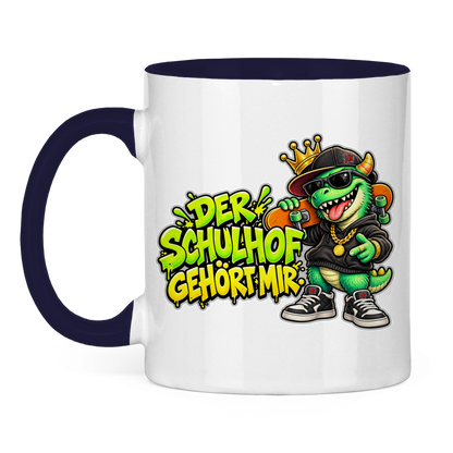 JA Pausenboss – Tasse in Marineblau, Vorderansicht, Aufdruck: Skater-Dino mit Krone: „Der Schulhof gehört mir“ in Neongrün