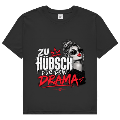 JA Zu hübsch für dein Drama – Damen-T-Shirt in Schwarz, Vorderansicht, Frontdruck: Frau mit Sonnenbrille und rotem Kussmund: „Zu hübsch für dein Drama“