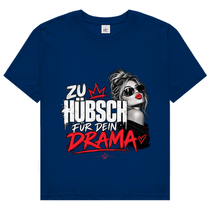 JA Zu hübsch für dein Drama – Damen-T-Shirt in Marineblau, Vorderansicht, Frontdruck: Frau mit Sonnenbrille und rotem Kussmund: „Zu hübsch für dein Drama“