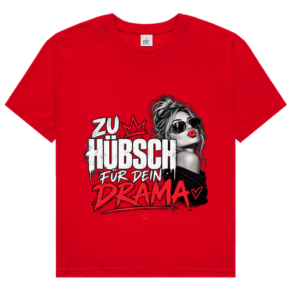 JA Zu hübsch für dein Drama – Damen-T-Shirt in Rot, Vorderansicht, Frontdruck: Frau mit Sonnenbrille und rotem Kussmund: „Zu hübsch für dein Drama“