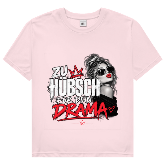 JA Zu hübsch für dein Drama – Damen-T-Shirt in Orchideenrosa, Vorderansicht, Frontdruck: Frau mit Sonnenbrille und rotem Kussmund: „Zu hübsch für dein Drama“
