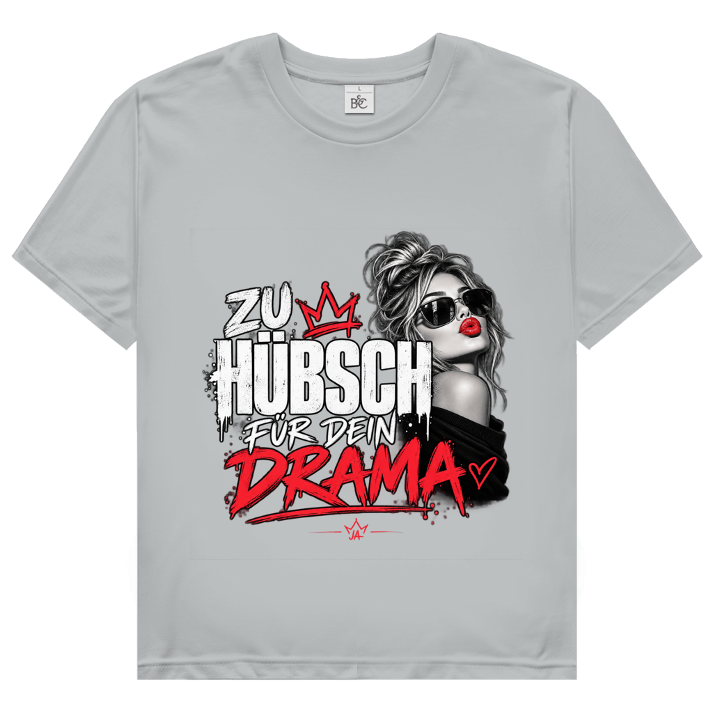JA Zu hübsch für dein Drama – Damen-T-Shirt in Pazifikgrau, Vorderansicht, Frontdruck: Frau mit Sonnenbrille und rotem Kussmund: „Zu hübsch für dein Drama“