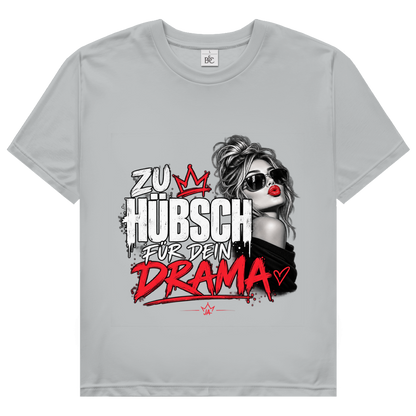 JA Zu hübsch für dein Drama – Damen-T-Shirt in Pazifikgrau, Vorderansicht, Frontdruck: Frau mit Sonnenbrille und rotem Kussmund: „Zu hübsch für dein Drama“