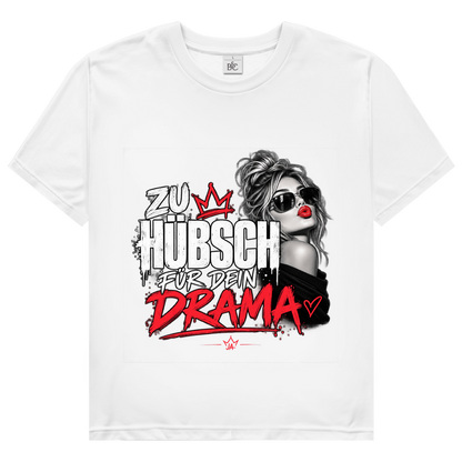 JA Zu hübsch für dein Drama – Damen-T-Shirt in Weiß, Vorderansicht, Frontdruck: Frau mit Sonnenbrille und rotem Kussmund: „Zu hübsch für dein Drama“