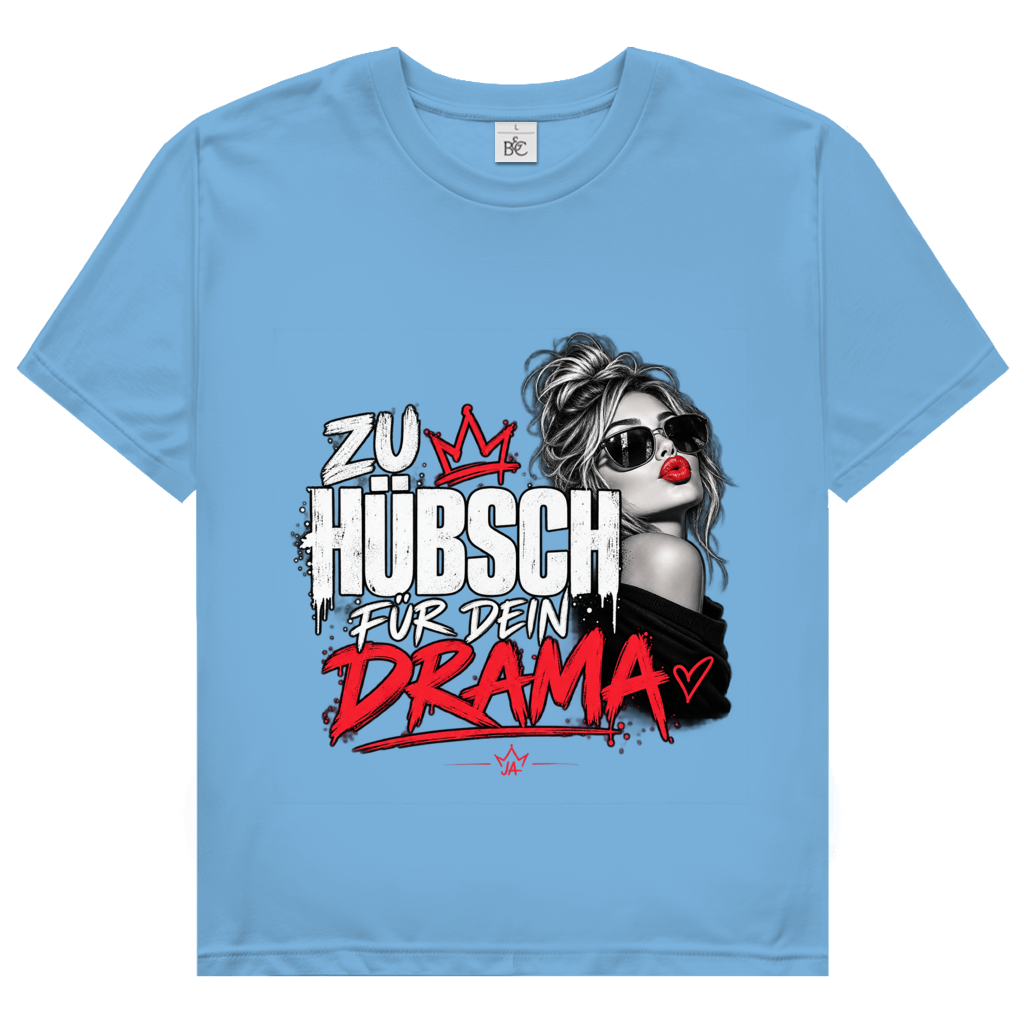 JA Zu hübsch für dein Drama – Damen-T-Shirt in Himmelblau, Vorderansicht, Frontdruck: Frau mit Sonnenbrille und rotem Kussmund: „Zu hübsch für dein Drama“