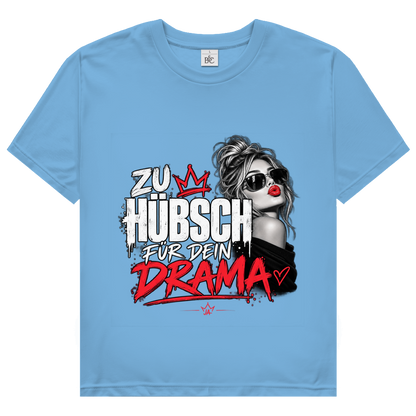JA Zu hübsch für dein Drama – Damen-T-Shirt in Himmelblau, Vorderansicht, Frontdruck: Frau mit Sonnenbrille und rotem Kussmund: „Zu hübsch für dein Drama“
