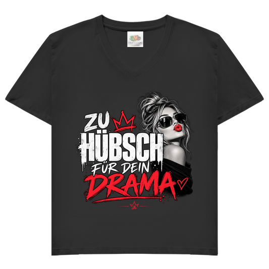 JA Zu hübsch für dein Drama – Damen-V-Neck-Shirt in Schwarz, Vorderansicht, Frontdruck: Frau mit Sonnenbrille und rotem Kussmund: „Zu hübsch für dein Drama“