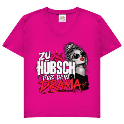 JA Zu hübsch für dein Drama – Damen-V-Neck-Shirt in Fuchsia, Vorderansicht, Frontdruck: Frau mit Sonnenbrille und rotem Kussmund: „Zu hübsch für dein Drama“