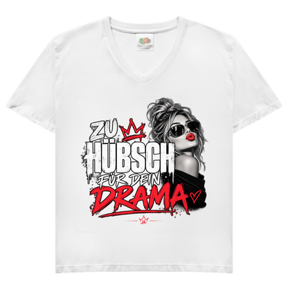 JA Zu hübsch für dein Drama – Damen-V-Neck-Shirt in Weiß, Vorderansicht, Frontdruck: Frau mit Sonnenbrille und rotem Kussmund: „Zu hübsch für dein Drama“