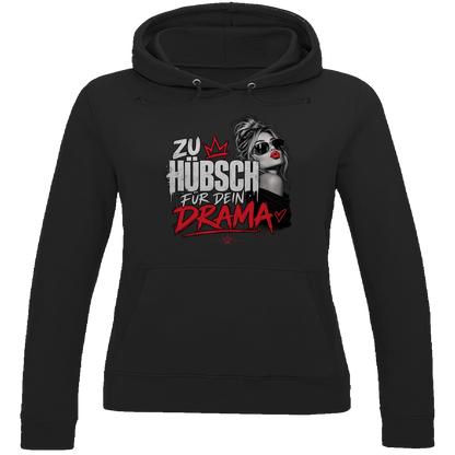 JA Zu hübsch für dein Drama – Damen-Hoodie in Tiefschwarz, Vorderansicht, Frontdruck: Frau mit Sonnenbrille und rotem Kussmund: „Zu hübsch für dein Drama“