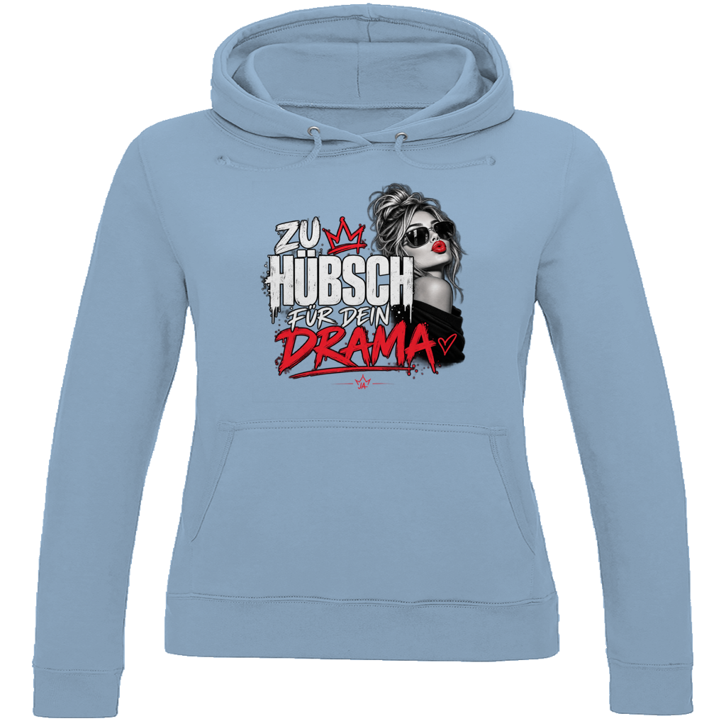 JA Zu hübsch für dein Drama – Damen-Hoodie in Himmelblau, Vorderansicht, Frontdruck: Frau mit Sonnenbrille und rotem Kussmund: „Zu hübsch für dein Drama“