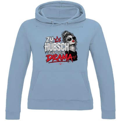 JA Zu hübsch für dein Drama – Damen-Hoodie in Himmelblau, Vorderansicht, Frontdruck: Frau mit Sonnenbrille und rotem Kussmund: „Zu hübsch für dein Drama“